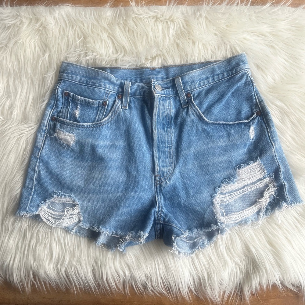 501 Levi’s Cut Off Shorts